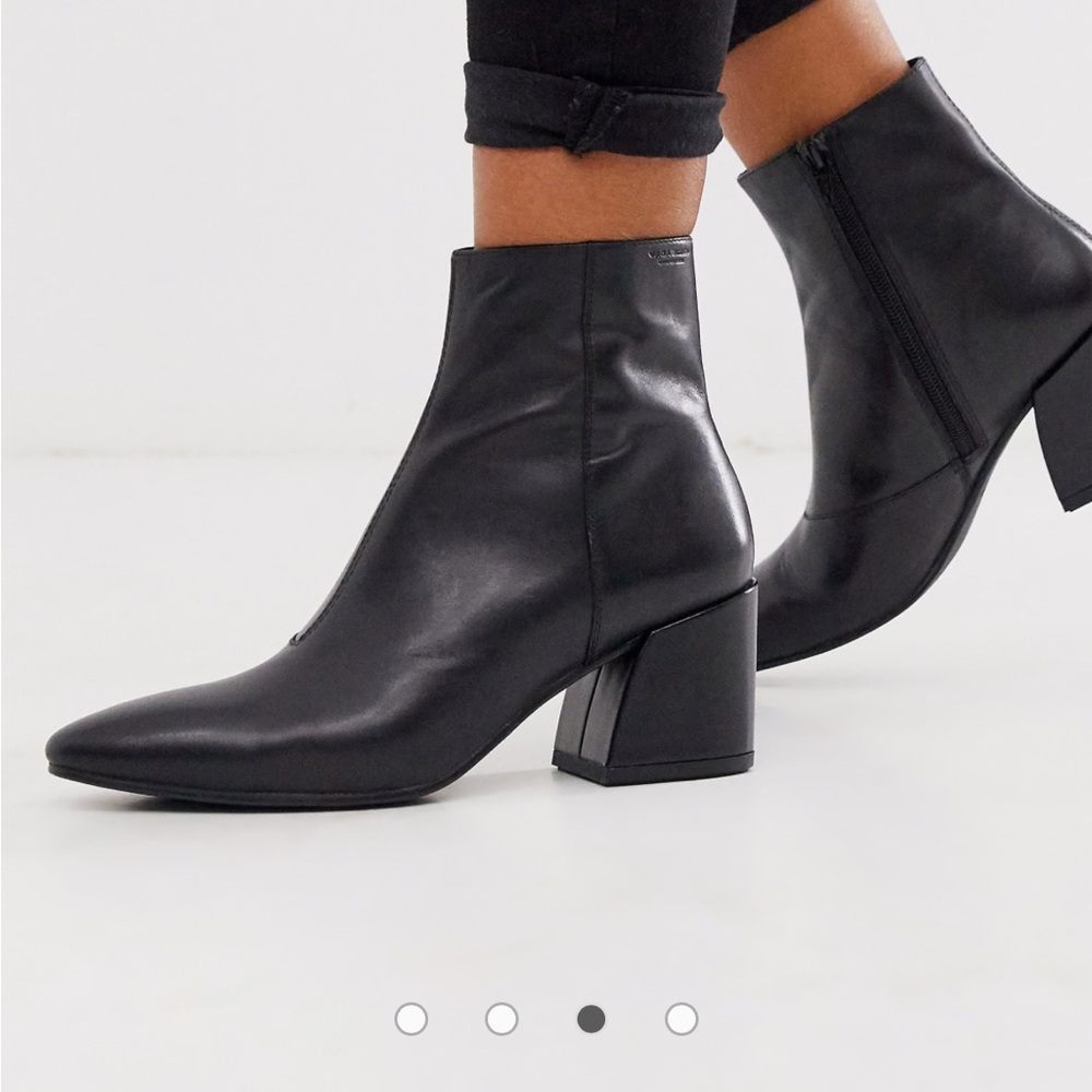 Vagabond Olivia black leather pointed mid heeled ankle boots